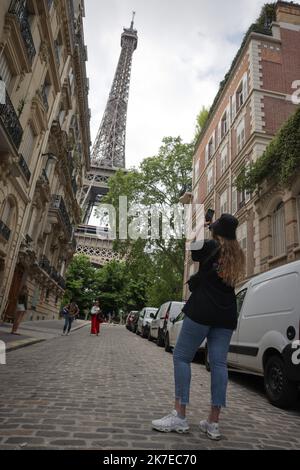 ©PHOTOPQR/LE PARISIEN/Philippe de Poulpiquet ; Paris ; 15/07/2021 ; Paris (75), le 15 juillet 2021. Les touristes rereviennent sur Paris et pourfront visiter à nouveau la Tour Eiffel qui ouvre ses portes vendredi après plusieurs mois de fermetures en raison de la crise sanitaire. Parigi, Francia, 15th 2021 luglio la Torre Eiffel riaprirà venerdì dopo mesi di chiusura a causa della pandemia del covid-19 Foto Stock