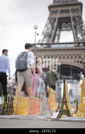 ©PHOTOPQR/LE PARISIEN/Philippe de Poulpiquet ; Paris ; 15/07/2021 ; Paris (75), le 15 juillet 2021. Les touristes rereviennent sur Paris et pourfront visiter à nouveau la Tour Eiffel qui ouvre ses portes vendredi après plusieurs mois de fermetures en raison de la crise sanitaire. Parigi, Francia, 15th 2021 luglio la Torre Eiffel riaprirà venerdì dopo mesi di chiusura a causa della pandemia del covid-19 Foto Stock