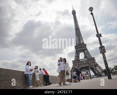 ©PHOTOPQR/LE PARISIEN/Philippe de Poulpiquet ; Paris ; 15/07/2021 ; Paris (75), le 15 juillet 2021. Les touristes rereviennent sur Paris et pourfront visiter à nouveau la Tour Eiffel qui ouvre ses portes vendredi après plusieurs mois de fermetures en raison de la crise sanitaire. Parigi, Francia, 15th 2021 luglio la Torre Eiffel riaprirà venerdì dopo mesi di chiusura a causa della pandemia del covid-19 Foto Stock