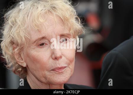 ©PHOTOPQR/LE PARISIEN/Fred Dugit ; Cannes ; 16/07/2021 ; Cuture / Cinéma Cannes (06), le 16 juillet 2021 Montée des marches du film LES INTRANQUILLES (Belgique) [en Compétition] ICI Claire Denis Photo LP / Fred Dugit il Festival Internazionale del Cinema di Cannes 74th, in Francia. Foto Stock