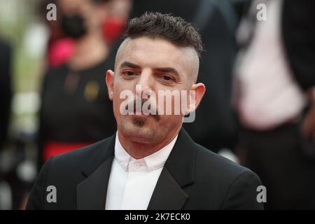 ©PHOTOPQR/LE PARISIEN/Fred Dugit ; Cannes ; 16/07/2021 ; Cuture / Cinéma Cannes (06), le 16 juillet 2021 Montée des marches du film LES INTRANQUILLES (Belgique) [en Compétition] ICI Damien Bonnard Photo LP / Fred Dugit il Festival Internazionale del Cinema di Cannes 74th, in Francia. Foto Stock