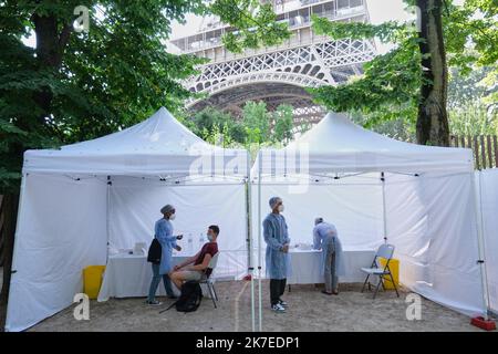 ©PHOTOPQR/LE PARISIEN/Bastien Moignoux ; Parigi ; 21/07/2021 ; Parigi (7e), Francia. 21/07/21. Premier jour de test Covid-19 devant la tour Eiffel pour les clients qui n'auraient pas de pass sanitaire, en partenariat avec Médilev. Parigi, Francia, 21st 2021 luglio prima giornata del test Covid-19 davanti alla Torre Eiffel per i clienti che non hanno un covid-19 pass, in partnership con Médilev. Foto Stock