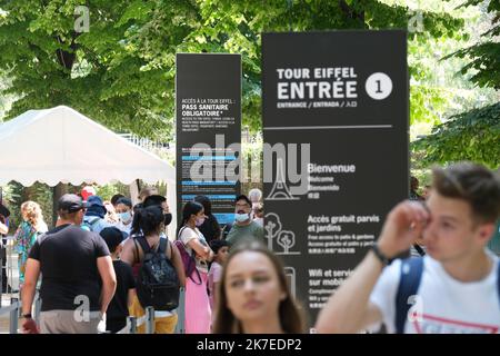 ©PHOTOPQR/LE PARISIEN/Bastien Moignoux ; Parigi ; 21/07/2021 ; Parigi (7e), Francia. 21/07/21. Premier jour de test Covid-19 devant la tour Eiffel pour les clients qui n'auraient pas de pass sanitaire, en partenariat avec Médilev. Parigi, Francia, 21st 2021 luglio prima giornata del test Covid-19 davanti alla Torre Eiffel per i clienti che non hanno un covid-19 pass, in partnership con Médilev. Foto Stock