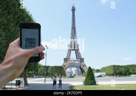 ©PHOTOPQR/LE PARISIEN/Bastien Moignoux ; Parigi ; 21/07/2021 ; Parigi (7e), Francia. 21/07/21. Premier jour de test Covid-19 devant la tour Eiffel pour les clients qui n'auraient pas de pass sanitaire, en partenariat avec Médilev. Illustrazione pass sanitaire avec la tour Eiffel en fond. Parigi, Francia, 21st 2021 luglio prima giornata del test Covid-19 davanti alla Torre Eiffel per i clienti che non hanno un covid-19 pass, in partnership con Médilev. Foto Stock