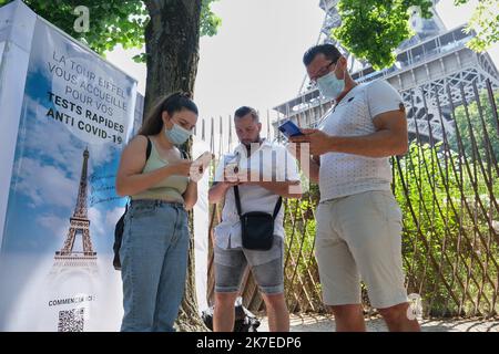 ©PHOTOPQR/LE PARISIEN/Bastien Moignoux ; Parigi ; 21/07/2021 ; Parigi (7e), Francia. 21/07/21. Premier jour de test Covid-19 devant la tour Eiffel pour les clients qui n'auraient pas de pass sanitaire, en partenariat avec Médilev. Parigi, Francia, 21st 2021 luglio prima giornata del test Covid-19 davanti alla Torre Eiffel per i clienti che non hanno un covid-19 pass, in partnership con Médilev. Foto Stock