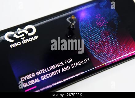 ©Mourad ALLILI/MAXPPP - Photo Illustration d un smartphone avec le site Web du groupe israelien NSO qui presenti le logiciel espion Pegasus - Israeli-made Pegasus spyware by NSO Foto Stock