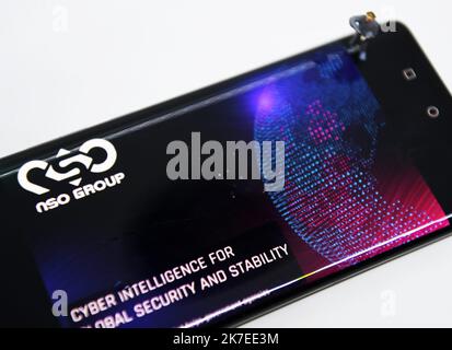 ©Mourad ALLILI/MAXPPP - Photo Illustration d un smartphone avec le site Web du groupe israelien NSO qui presenti le logiciel espion Pegasus - Israeli-made Pegasus spyware by NSO Foto Stock
