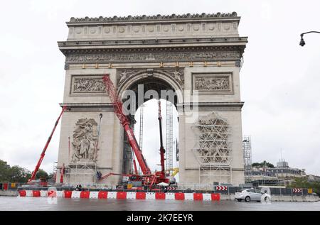 ©PHOTOPQR/LE PARISIEN/Delphine Goldsztejn ; Paris ; 27/07/2021 ; Arc de Triomphe empaqueté début de l'installationde l'Arc de Triomphe empaqueté le Centre des Monuments natiaux vient d'annoncer que le projet d'empaquetage de l'Arc de Triomphe, porté depuis 2017 par l'artiste Christo, serait concretisé en septembre de 16 durée pour chain. L'occasione de mettre en lumière le Monument parisien tout en rendant hommage à l'artiste, disparu en mai 2020. Parigi le 27/07/2021 Foto : Delphine Goldsztejn - Parigi, Francia, luglio 27th 2021. Sculture dell'Arco di trionfo essendo protettrici Foto Stock