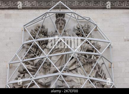 ©PHOTOPQR/LE PARISIEN/Delphine Goldsztejn ; Paris ; 27/07/2021 ; Arc de Triomphe empaqueté début de l'installationde l'Arc de Triomphe empaqueté le Centre des Monuments natiaux vient d'annoncer que le projet d'empaquetage de l'Arc de Triomphe, porté depuis 2017 par l'artiste Christo, serait concretisé en septembre de 16 durée pour chain. L'occasione de mettre en lumière le Monument parisien tout en rendant hommage à l'artiste, disparu en mai 2020. Parigi le 27/07/2021 Foto : Delphine Goldsztejn - Parigi, Francia, luglio 27th 2021. Sculture dell'Arco di trionfo essendo protettrici Foto Stock