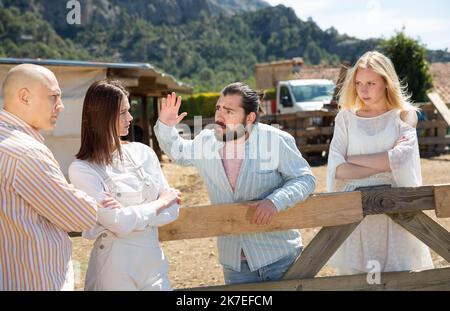 Litigio di quattro amici nel paese nel villaggio Foto Stock