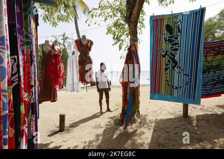 ©PHOTOPQR/LE PARISIEN/olivier corsan ; Sainte-Anne ; 01/08/2021 ; Sainte-Anne, Martinica, Francia, le 1er août 2021. Gérard qui tient une échope de produits de plage sur celle des Salines déplore l'assence de touristes et de Martiniquais alors que le Confinement de trois semaines vient d'être décrété en Martinique qui subit une quatrième vague de la pandémie du COVID-19 ou coronavirus. Le tourisme est à l'arrêt depuis. CRISI SANITARIA IN MARTINICA Foto Stock