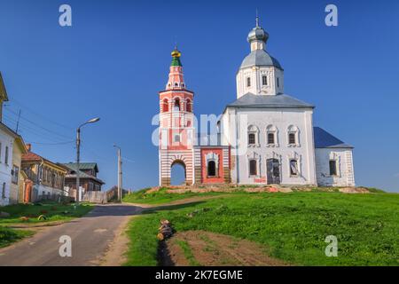 Chiesa ortodossa al tramonto d'oro, Suzdal, Russia Foto Stock