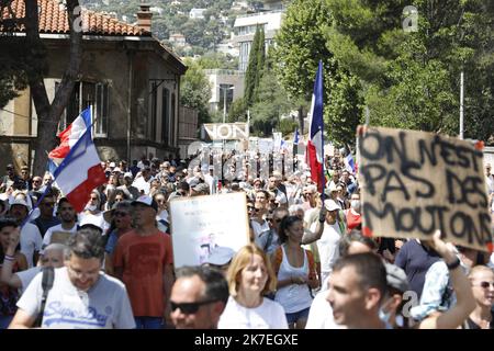 ©PHOTOPQR/NICE MATIN/Frank Muller ; Tolone ; 06/08/2021 ; manif Antipass tolone Anti Health pass e dimostrazione anti Vaccine a Tolone, nel sud della Francia. Foto Stock