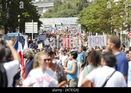 ©PHOTOPQR/NICE MATIN/Frank Muller ; Tolone ; 06/08/2021 ; manif Antipass tolone Anti Health pass e dimostrazione anti Vaccine a Tolone, nel sud della Francia. Foto Stock