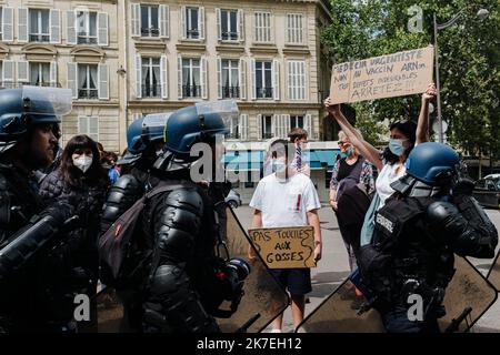 ©Jan Schmidt-Whitley/le Pictorium/MAXPPP - Jan Schmidt-Whitley/le Pictorium - 7/8/2021 - Francia / Ile-de-France / Parigi - Des manifestants avec des pancartes contre la vaccination des enfants et des soignants. Sous une Protection politiere renforcee, plusieurs milliers de manifestants se sont elances du pont de Neuilly avant de rejoindre la Place de l'Hotel de Ville pour temoigner leur opposion au passe sanitaire, trois jours apres l'aval du Conseil constitutionnel. / 7/8/2021 - Francia / Ile-de-France (regione) / Parigi - sotto la pesante sorveglianza della polizia, diverse migliaia di manifestanti sono decappati Foto Stock