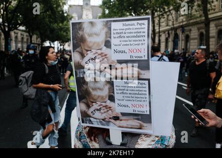 ©Jan Schmidt-Whitley/le Pictorium/MAXPPP - Jan Schmidt-Whitley/le Pictorium - 7/8/2021 - Francia / Ile-de-France / Parigi - Sous une Protection policiere renforcee, plusieurs milliers de manifestants se sont elances du pont de Neuilly avant de rejoindre la Place de l'Hotel de leitur Ville pour temaire trois jours apres l'aval du Conseil constitutionnel. / 7/8/2021 - Francia / Ile-de-France (regione) / Parigi - sotto la pesante sorveglianza della polizia, diverse migliaia di manifestanti si sono staccati dal ponte Neuilly prima di raggiungere Place de l'Hotel de Ville per esprimere la loro o Foto Stock