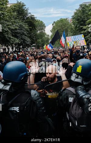 ©Jan Schmidt-Whitley/le Pictorium/MAXPPP - Jan Schmidt-Whitley/le Pictorium - 7/8/2021 - Francia / Ile-de-France / Parigi - Sous une Protection policiere renforcee, plusieurs milliers de manifestants se sont elances du pont de Neuilly avant de rejoindre la Place de l'Hotel de leitur Ville pour temaire trois jours apres l'aval du Conseil constitutionnel. / 7/8/2021 - Francia / Ile-de-France (regione) / Parigi - sotto la pesante sorveglianza della polizia, diverse migliaia di manifestanti si sono staccati dal ponte Neuilly prima di raggiungere Place de l'Hotel de Ville per esprimere la loro o Foto Stock