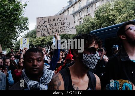 ©Jan Schmidt-Whitley/le Pictorium/MAXPPP - Jan Schmidt-Whitley/le Pictorium - 7/8/2021 - Francia / Ile-de-France / Parigi - Sous une Protection policiere renforcee, plusieurs milliers de manifestants se sont elances du pont de Neuilly avant de rejoindre la Place de l'Hotel de leitur Ville pour temaire trois jours apres l'aval du Conseil constitutionnel. / 7/8/2021 - Francia / Ile-de-France (regione) / Parigi - sotto la pesante sorveglianza della polizia, diverse migliaia di manifestanti si sono staccati dal ponte Neuilly prima di raggiungere Place de l'Hotel de Ville per esprimere la loro o Foto Stock