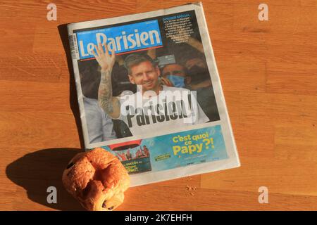 ©Pierre Teyssot/MAXPPP ; cover di giornali francesi (le Parisien, l'Equipe) visti a Saint-Etienne, Francia il 11 agosto 2021 per informare sul futuro argentino Lionel messi è arrivato a Parigi per giocare al PSG. Il vincitore del Ballon d'Or per sei volte Lionel messi ha siglato un primo accordo biennale con il club di calcio Paris Saint-Germain dopo la sua partenza dal club di boyhood di Barcellona. Â Pierre Teyssot / Maxppp Foto Stock