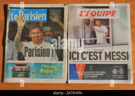 ©Pierre Teyssot/MAXPPP ; cover di giornali francesi (le Parisien, l'Equipe) visti a Saint-Etienne, Francia il 11 agosto 2021 per informare sul futuro argentino Lionel messi è arrivato a Parigi per giocare al PSG. Il vincitore del Ballon d'Or per sei volte Lionel messi ha siglato un primo accordo biennale con il club di calcio Paris Saint-Germain dopo la sua partenza dal club di boyhood di Barcellona. Â Pierre Teyssot / Maxppp Foto Stock