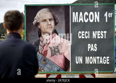 ©PHOTOPQR/L'EST REPUBLICAIN/ALEXANDRE MARCHI ; CHAMPAGNOLE ; 17/08/2021 ; SOCIETE - LIBERA D'EXPRESSION - AFFICHAGE APOLITIQUE PARODIQUE ET SATIRIQUE - ROI MACRON PREMIER - JURA. Champagnole (39) 17 août 2021. Max MARANDET, garagiste, a installé, depuis vendredi dernier, devant son garage une affiche d'Emmanuel Macron en roi Macron 1er en précisant que 'ceci n'est pas un montage' après l'avoir affiché en Hitler ou en « Dictateur », version Chaplin. FOTO Alexandre MARCHI. - Una foto che mostra il signor Macron come re i di fronte al garage di Max Marandet a Champagnole France 17 2021 agosto Foto Stock