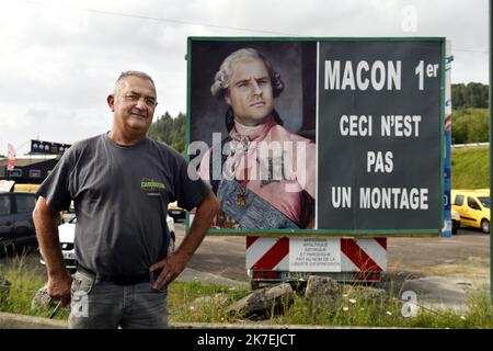 ©PHOTOPQR/L'EST REPUBLICAIN/ALEXANDRE MARCHI ; CHAMPAGNOLE ; 17/08/2021 ; SOCIETE - LIBERA D'EXPRESSION - AFFICHAGE APOLITIQUE PARODIQUE ET SATIRIQUE - ROI MACRON PREMIER - JURA. Champagnole (39) 17 août 2021. Max MARANDET, garagiste, a installé, depuis vendredi dernier, devant son garage une affiche d'Emmanuel Macron en roi Macron 1er en précisant que 'ceci n'est pas un montage' après l'avoir affiché en Hitler ou en « Dictateur », version Chaplin. FOTO Alexandre MARCHI. - Una foto che mostra il signor Macron come re i di fronte al garage di Max Marandet a Champagnole France 17 2021 agosto Foto Stock