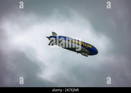 ©PHOTOPQR/l'EST REPUBLICAIN/Lionel VADAM ; Montbéliard ; 18/08/2021 ; Montbéliard le 18/08/2021 - le dimedibili Zeppelin NT « Blimp Goodyear » traversate le ciel du Pays de Montbéliard. Long de 75 m, Large de 19,5 m et haut de 17,4 m, l’s’agit du Plus Grand dimedibile semi-rigide au monde. Il peut atteindre la vitesse maximale de 125 km/h, voler jusqu’à 3 000 m d’altitude, et transporter 14 personnes pour une autonomie de 1 000 km.. Foto Lionel VADAM - Aerostazione semirigida Zeppelin NT Goodyear-branded. Questo modello è il più grande del suo genere nel mondo di oggi. Francia - Montbéliard 18 agosto 202 Foto Stock