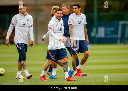 Aurelien Morissard / IP3; Paris il Leo messi di Saint Germain partecipa a una sessione di allenamento presso il complesso sportivo Camp des Loges vicino a Parigi, in Francia, il 19 agosto 2021. Foto Stock