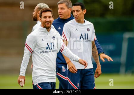 Aurelien Morissard / IP3; Paris il Leo messi di Saint Germain partecipa a una sessione di allenamento presso il complesso sportivo Camp des Loges vicino a Parigi, in Francia, il 19 agosto 2021. Foto Stock