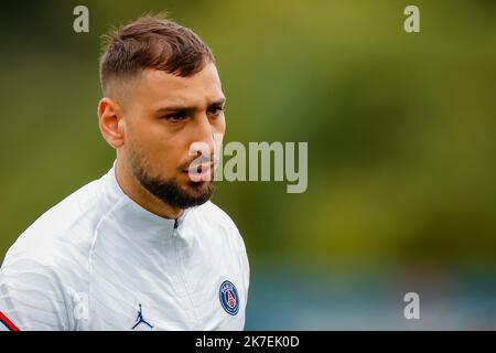 Aurelien Morissard / IP3; Gianluigi DONNARUMMA di Parigi Saint Germain partecipa a una sessione di allenamento presso il complesso sportivo Camp des Loges vicino Parigi, in Francia, il 19 agosto 2021. Foto Stock