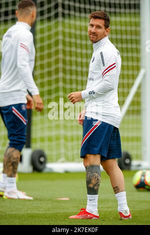 Aurelien Morissard / IP3; Paris il Leo messi di Saint Germain partecipa a una sessione di allenamento presso il complesso sportivo Camp des Loges vicino a Parigi, in Francia, il 19 agosto 2021. Foto Stock