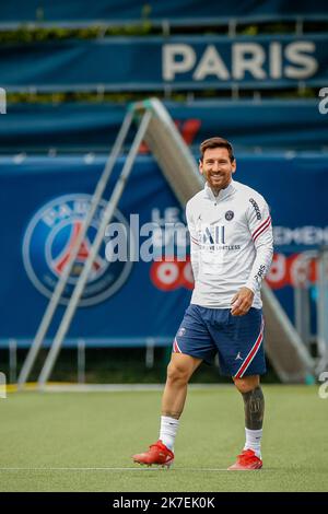 Aurelien Morissard / IP3; Paris il Leo messi di Saint Germain partecipa a una sessione di allenamento presso il complesso sportivo Camp des Loges vicino a Parigi, in Francia, il 19 agosto 2021. Foto Stock