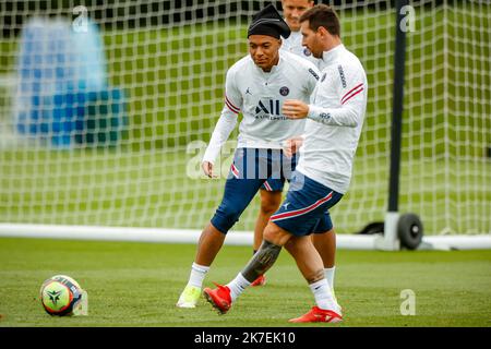 Aurelien Morissard / IP3; Paris Saint Germain's Leo messi e Kylian Mbappe partecipano ad una sessione di allenamento presso il complesso sportivo Camp des Loges vicino Parigi, in Francia, il 19 agosto 2021. Foto Stock