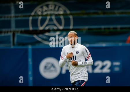 Aurelien Morissard / IP3; (da L a R) Parigi il 19 agosto 2021 il Neymar JR di Saint Germain partecipa a una sessione di allenamento presso il complesso sportivo Camp des Loges vicino Parigi. Foto Stock