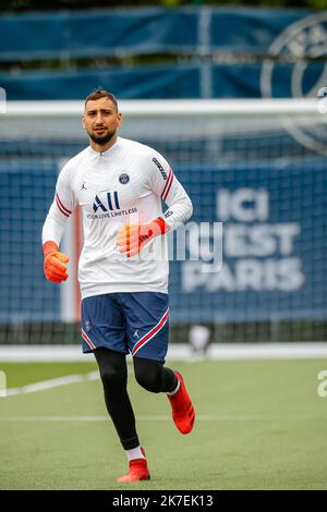 Aurelien Morissard / IP3; Gianluigi DONNARUMMA di Parigi Saint Germain partecipa a una sessione di allenamento presso il complesso sportivo Camp des Loges vicino Parigi, in Francia, il 19 agosto 2021. Foto Stock