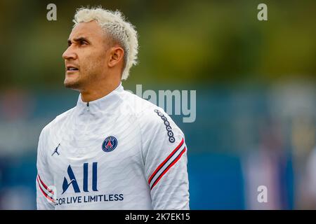 Aurelien Morissard / IP3; il Keylor Navas di Saint Germain a Parigi partecipa a una sessione di allenamento presso il complesso sportivo Camp des Loges vicino a Parigi, in Francia, il 19 agosto 2021. Foto Stock