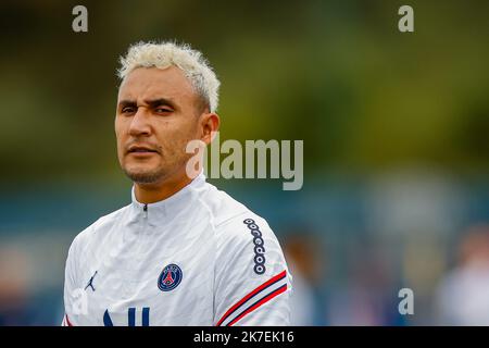 Aurelien Morissard / IP3; il Keylor Navas di Saint Germain a Parigi partecipa a una sessione di allenamento presso il complesso sportivo Camp des Loges vicino a Parigi, in Francia, il 19 agosto 2021. Foto Stock