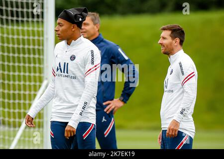 Aurelien Morissard / IP3; Paris Saint Germain's Leo messi e Kylian Mbappe partecipano ad una sessione di allenamento presso il complesso sportivo Camp des Loges vicino Parigi, in Francia, il 19 agosto 2021. Foto Stock