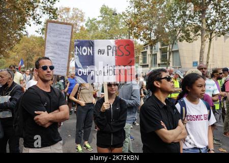 ©PHOTOPQR/LE PARISIEN/Philippe de Poulpiquet ; Paris ; 21/08/2021 ; Paris, le 21 août 2021. Manifestazione contre le vaccin Covid19. - Francia, Parigi 21 2021 agosto proteste anti-Health pass Foto Stock
