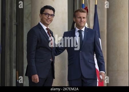©Julien Mattia / le Pictorium/MAXPPP - Julien Mattia / le Pictorium - 27/8/2021 - Francia / Ile-de-France / Parigi - le President de la republique Emmanuel Macron recevait son homologue Malgache, Andry Rajoelina, President de la Republique de Madagascar au Palais de l'Elysee, le 27 Aout 2021 / 27/8/2021 - Francia / Ile-de-France (regione) / Parigi - il Presidente della Repubblica Emmanuel Macron ha ricevuto il suo omologo malgascio, Andry Rajoelina, Presidente della Repubblica del Madagascar, al Palazzo dell'Elisi, il 27 agosto 2021 Foto Stock