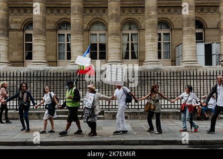 ©Jan Schmidt-Whitley/le Pictorium/MAXPPP - Jan Schmidt-Whitley/le Pictorium - 28/8/2021 - Francia / Parigi / Parigi - Quelques milliers de manifestants ont defile contre l'instauration du passe sanitaire en France, samedi 28 aout 2021 a Paris. Le cortege qui partait de la Place de la Bourse s'est divrige vers Chatelet encaadre par un dispossitif consequent des forces de l'ordre. De nombreux slogans contre l'obbligation de vacciner les enfants ont et entendus. / 28/8/2021 - Francia / Parigi / Parigi - diverse migliaia di manifestanti hanno marciato contro l'introduzione del libretto sanitario in Francia su Saturda Foto Stock