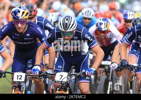 ©Pierre Teyssot/MAXPPP ; UCI 2021 Mountain Bike Cross Country World Championships in Commezzadura il 28 agosto 2021. Uomini Cross Country Olympic, francese 7 Victor Koretzky (fra) al via. Â Pierre Teyssot / Maxppp Foto Stock