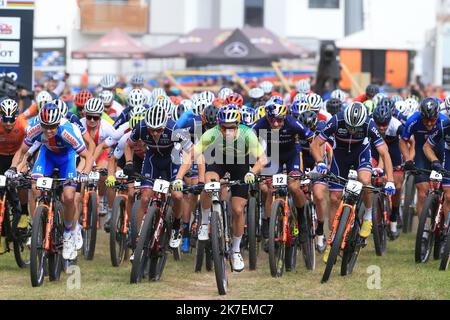 ©Pierre Teyssot/MAXPPP ; UCI 2021 Mountain Bike Cross Country World Championships in Commezzadura il 28 agosto 2021. Uomini Cross Country Olympic, francese 7 Victor Koretzky (fra) al via. Â Pierre Teyssot / Maxppp Foto Stock