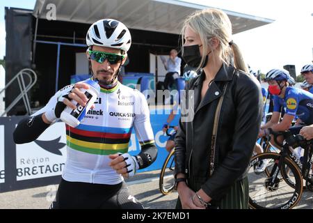 ©Laurent Lairys/MAXPPP - Julian Alaphilippe di Deceuninck - Quick - Step and Marion Rousse durante la Bretagna Classic Ouest-France, Grand Prix de Plouay il 29 agosto 2021 a Plouay, Francia - Foto Laurent Lairys / MAXPPP Foto Stock