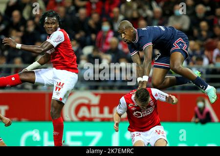 ©Christophe Petit Tesson/MAXPPP - 29/08/2021 ; REIMS ; FRANCE - Paris Saint Germain's Presnel Kimpembe (R) in azione contro Thomas Foket (R) di Reims durante la partita di calcio francese Ligue 1 tra lo Stade de Reims e Parigi Saint Germain a Reims, in Francia, il 29 agosto 2021. Foto Stock