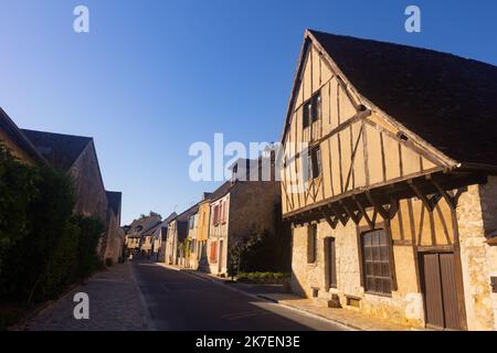 Strada nel vecchio quartiere della città di Provins con case in legno incorniciato Foto Stock