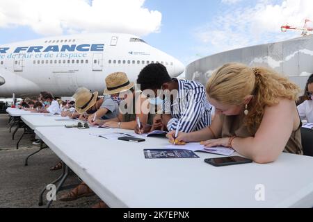 ©PHOTOPQR/LE PARISIEN/pH Lavieille ; LE BOURGET ; 05/09/2021 ; ' la Dictée Géante ' avec Thomas Pesquet co-organisé par le musée de l'Air , France Culture avec le soutien de l'Agence Spatiale Européenne.et de l'Espace au Bourget. Dictée Issue du livre de Marguerite Duras ' un barrage contre le Pacifique '. 2021/09/06. La Dictée Géante con Thomas Pesquet, co-organizzato dal Musée de l'Air , France Culture con il sostegno dell'Agenzia spaziale europea. Dettato dal libro di Marguerite Duras "A Dam Against the Pacific". Foto Stock