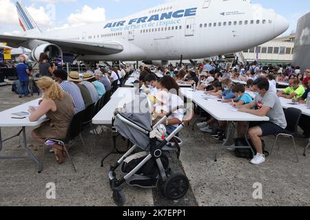 ©PHOTOPQR/LE PARISIEN/pH Lavieille ; LE BOURGET ; 05/09/2021 ; ' la Dictée Géante ' avec Thomas Pesquet co-organisé par le musée de l'Air , France Culture avec le soutien de l'Agence Spatiale Européenne.et de l'Espace au Bourget. Dictée Issue du livre de Marguerite Duras ' un barrage contre le Pacifique '. 2021/09/06. La Dictée Géante con Thomas Pesquet, co-organizzato dal Musée de l'Air , France Culture con il sostegno dell'Agenzia spaziale europea. Dettato dal libro di Marguerite Duras "A Dam Against the Pacific". Foto Stock