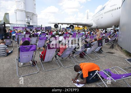 ©PHOTOPQR/LE PARISIEN/pH Lavieille ; LE BOURGET ; 05/09/2021 ; ' la Dictée Géante ' avec Thomas Pesquet co-organisé par le musée de l'Air , France Culture avec le soutien de l'Agence Spatiale Européenne.et de l'Espace au Bourget. Dictée Issue du livre de Marguerite Duras ' un barrage contre le Pacifique '. 2021/09/06. La Dictée Géante con Thomas Pesquet, co-organizzato dal Musée de l'Air , France Culture con il sostegno dell'Agenzia spaziale europea. Dettato dal libro di Marguerite Duras "A Dam Against the Pacific". Foto Stock