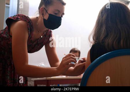 ©PHOTOPQR/LE PROGRES/Philippe TRIAS - 06/09/2021 - vaccinazione dans les Collège, Lons-le-Saunier, 6 settembre 2021. -Démarrage de la campagne de vaccination contre le covid-19 dans les collèges du Jura. Au collège Aristide-Briand, 18 élevés se sont faits vacciner pour cette première journée sous la surveillance de Marie-Collette Vuillemey, médecin en charge de la vaccination. Un operatore sanitario vaccina uno studente universitario con una dose di vaccino contro il coronavirus Covid19 durante una campagna di vaccinazione in un college francese a Lons-le-Saunier, dipartimento francese del Giura, il 6 settembre 2021. Foto Stock